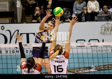 Samanta Fabris spike pendant Imoco Commercecon ŁKS ŁÓDŹ vs Conegliano, , Italie, 26 févr. 2019, le volley-ball volley-ball femmes Ligue des Champions Banque D'Images