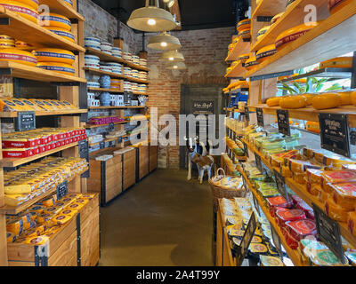 Amsterdam, Pays-Bas - Octobre 2,2019 : à l'Amsterdam Cheese Company c'est notre mission de sélectionner soigneusement les meilleurs fromages néerlandais. Banque D'Images