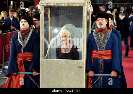 Dame Helen Mirren arrive dans une litière pour le dépistage à la Grande Catherine Curzon Mayfair, Londres, Théâtre. Banque D'Images