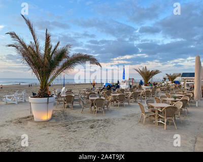 Zandvoort, Pays-Bas - Octobre 5,2019 : Coucher de soleil sur la plage de Zandvoort. C'est une destination de plage populaire situé à proximité d'Amsterdam, avec clean san Banque D'Images