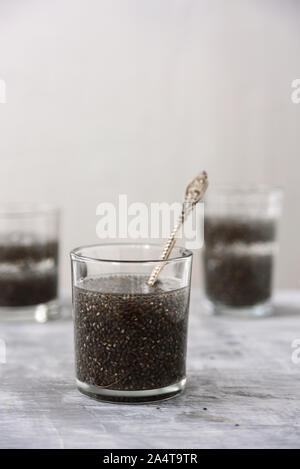 Graines de chia faisant de l'eau. Detox boisson saine avec sa texture gel Banque D'Images