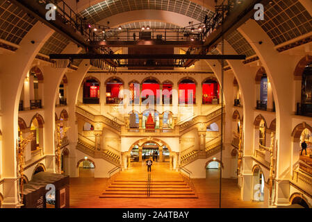 Voir au hall central du musée Tropical à Amsterdam, Hollande Banque D'Images