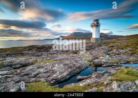 Une longue exposition de la Rhue phare juste en dehors et un repère d'Ullapool sur la côte nord 500 route touristique Banque D'Images