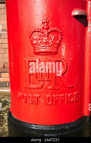 La reine Elizabeth II Regina elizabeth 2e couronne rouge avec détail bureau de poste postbox Port Sunlight England UK Banque D'Images