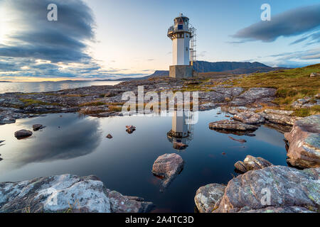 Crépuscule à la Rhue phare près de Ullapool dans les Highlands d'Ecosse Banque D'Images