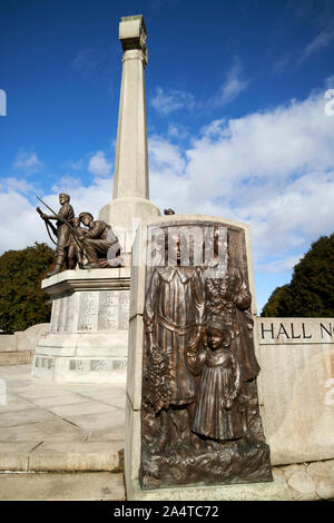 Les jeunes filles et des guirlandes de bronze plaque sur le monument commémoratif de guerre dans le centre de Port Sunlight England UK Banque D'Images