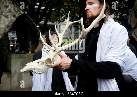 Londres 12 octobre 2019 Rébellion Extinction Marche funèbre de Marble Arch. Les manifestants avec des crânes d'animaux. Banque D'Images