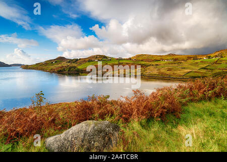 Donnant sur le Loch inchard enveloppé dans Autmun couleur à kinlochbervie dans les highlands d'Ecosse et d'une escale populaire sur le NC500 route touristique Banque D'Images