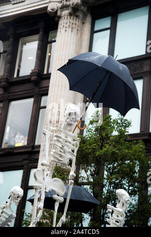 Londres 12 octobre 2019 Rébellion Extinction Marche funèbre de Marble Arch. Squelette avec parapluie. Banque D'Images