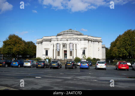 Voitures garées à l'extérieur du levier Dame art gallery Port Sunlight England UK Banque D'Images