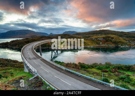 Lever de soleil sur l'automne Kylesku pont dans les montagnes de l'Ecosse et sur la côte nord de l'itinéraire en voiture panoramique 500 Banque D'Images