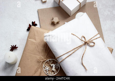 Vue de dessus de boîtes cadeau décoré avec de la corde. Célébration de Noël. Concept de fête. Banque D'Images