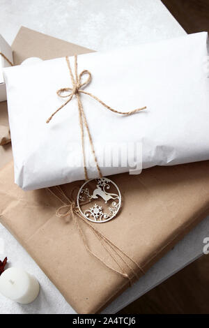 Vue de dessus de boîtes cadeau décoré avec de la corde. Célébration de Noël. Concept de fête. Banque D'Images