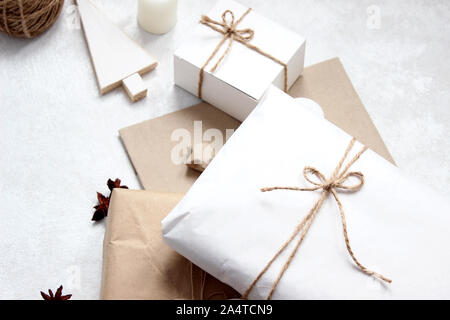 Vue de dessus de boîtes-cadeaux sur un fond blanc. Célébration de Noël. Concept de fête. Banque D'Images