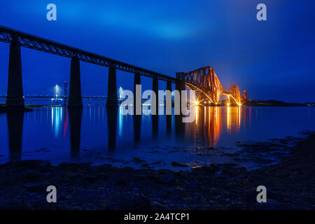 L'un de chacun des trois derniers siècles, ces ponts relient écossais Edinburgh avec Fife sur le Firth of Forth. Banque D'Images