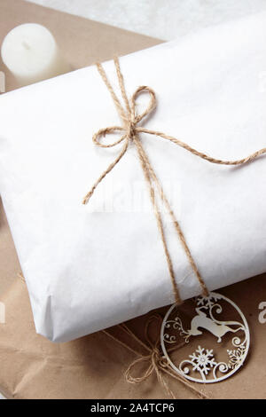 Boîte-cadeau libre décorées avec de la corde. Célébration de Noël. Concept de fête. Banque D'Images