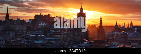 Une vue classique de Calton Hill surplombant la ville d'Édimbourg. Banque D'Images