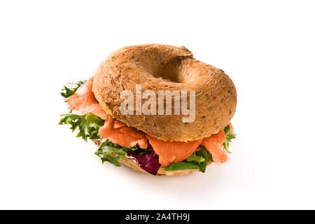 Sandwich bagel au fromage à la crème, saumon fumé et légumes frais isolé sur fond blanc. Banque D'Images