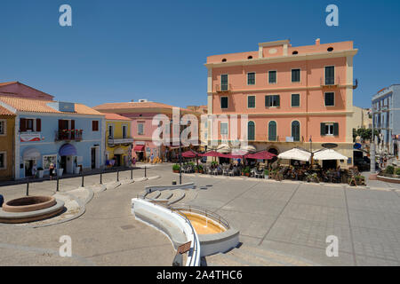 Piazza Vittorio Emanuele I dans la ville de Santa Teresa Gallura, à la pointe nord de la Sardaigne dans la province de Sassari, Italie. Banque D'Images