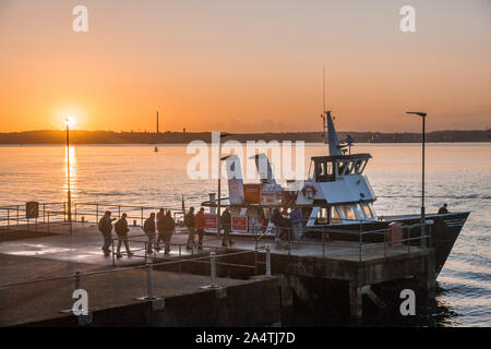 Cobh, Cork, Irlande. 16 octobre, 2019. Le soleil commence à augmenter à mesure que le personnel de la marine se préparent à bord du ferry pour Kaycraft les prendre à la base navale de Haulbowline à Cobh, dans le comté de Cork, Irlande. - - Crédit ; David Creedon / Alamy Live News Banque D'Images