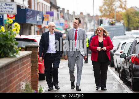 (De gauche à droite), Jeremy Corbyn leader du travail parlementaire éventuel candidat Chris Ostrowski et Shadow Secrétaire Santé Sharon Hodgson arrivent pour une visite d'une pharmacie à Watford pour parler de son parti's NHS plans. PA Photo. Photo date : mercredi 16 octobre, 2019. Voir histoire du travail politique PA. Crédit photo doit se lire : Dominic Lipinski/PA Wire Banque D'Images