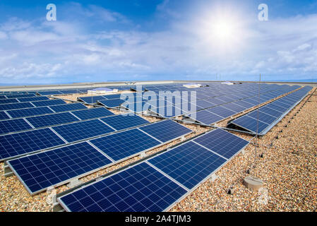 Sur le toit d'un système photovoltaïque installé propriété commerciale Banque D'Images