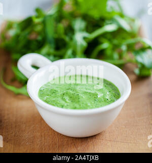 Le basilic fait maison et les pignons de pin sauce pesto en bocal en verre avec de l'huile d'olive et parmesan Banque D'Images