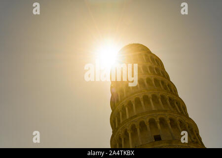 Vue en contre-jour de la Tour de Pise, le clocher autoportant de la cathédrale de Santa Maria Assunta à Piazza dei Miracoli, Toscane, Italie Banque D'Images