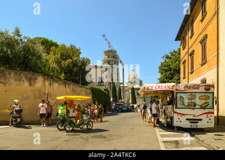 Un camion alimentaire vendre des glaces, des pizzas et des boissons froides dans une rue de Pise avec la célèbre tour penchée dans une journée ensoleillée, Toscane, Italie Banque D'Images