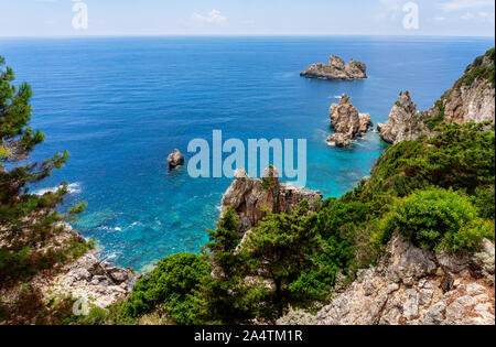 Vue du monastère de Paleokastritsa sur l'île grecque de Corfou sur une baie pittoresque Banque D'Images