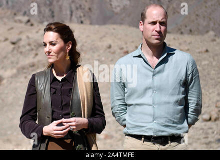 Le duc et la duchesse de Cambridge visiter le Chiatibo glacier dans l'Hindu Kush chaîne de montagnes dans le district de Chitral Khyber-Pakhunkwa Province du Pakistan sur le troisième jour de la visite royale. Banque D'Images