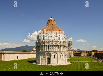 Une vue panoramique sur la célèbre place Piazza dei Miracoli de Pise avec le Baptistère de St Jean et la Tour penchée en été, Toscane, Italie Banque D'Images