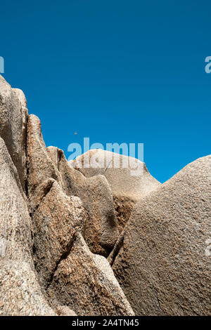 Ciel bleu et les mouettes plus de formations de roche de granit formes de Capo Testa, Santa Teresa di Gallura, Olbia-Tempio,sur la côte nord de la Sardaigne, Italie. Banque D'Images