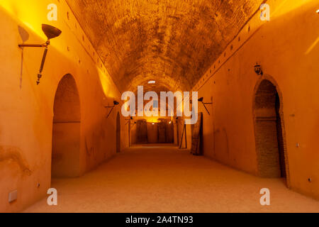 Les Écuries Royales de Meknès à l'intérieur d'une grande écurie pour ca. 12000 chevaux. Celle-ci a été construite en 16/17ème siècle. Banque D'Images