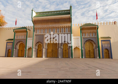 La Porte Bab Majzen à Dar al-Makhzen ou Palais royal est éclairé par la lumière du matin. Il a bien des détails de sculpture en cèdre et ornements en laiton. Banque D'Images