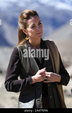 Le duc et la duchesse de Cambridge visiter le Chiatibo glacier dans l'Hindu Kush chaîne de montagnes dans le district de Chitral Khyber-Pakhunkwa Province du Pakistan sur le troisième jour de la visite royale. Banque D'Images