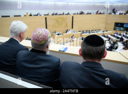 Stuttgart, Allemagne. 16 Oct, 2019. S'asseoir sur les sièges des rabbins au cours de la 100e session du Landtag de Bade-Wurtemberg. L'un des sujets abordés a été le rapport du représentant du gouvernement de l'état de Bade-Wurtemberg contre l'antisémitisme. Crédit : Sébastien Gollnow/dpa/Alamy Live News Banque D'Images