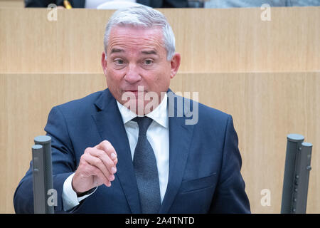 Stuttgart, Allemagne. 16 Oct, 2019. Thomas Strobl (CDU), Ministre de l'intérieur, la numérisation et la Migration du Bade-Wurtemberg, prendra la parole lors de la 100e session du Landtag de Bade-Wurtemberg. L'un des sujets abordés a été le rapport du représentant du gouvernement de l'état de Bade-Wurtemberg contre l'antisémitisme. Crédit : Sébastien Gollnow/dpa/Alamy Live News Banque D'Images