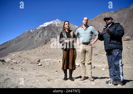 Le duc et la duchesse de Cambridge visiter le Chiatibo glacier dans l'Hindu Kush chaîne de montagnes dans le district de Chitral Khyber-Pakhunkwa Province du Pakistan sur le troisième jour de la visite royale. Banque D'Images