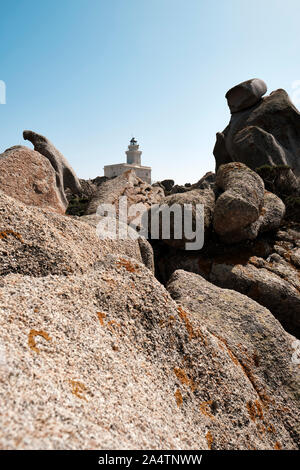 Le phare de Capo Testa et formations de roche de granit robuste et le littoral, Santa Teresa di Gallura, Olbia-Tempio,sur la côte nord de la Sardaigne, Italie. Banque D'Images