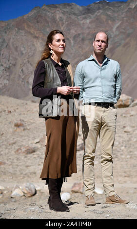 Le duc et la duchesse de Cambridge visiter le Chiatibo glacier dans l'Hindu Kush chaîne de montagnes dans le district de Chitral Khyber-Pakhunkwa Province du Pakistan sur le troisième jour de la visite royale. Banque D'Images