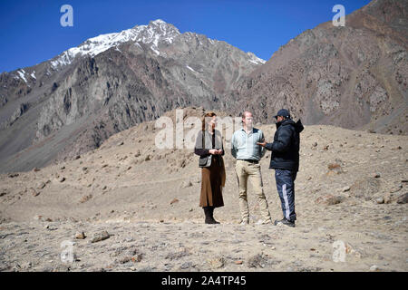 Le duc et la duchesse de Cambridge visiter le Chiatibo glacier dans l'Hindu Kush chaîne de montagnes dans le district de Chitral Khyber-Pakhunkwa Province du Pakistan sur le troisième jour de la visite royale. Banque D'Images