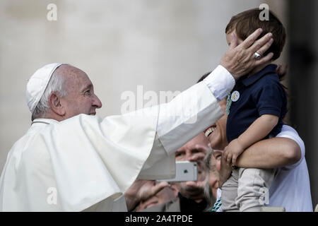 Cité du Vatican, Vatican. 16 octobre, 2019. Pape Francis dirige l'audience générale hebdomadaire sur la Place Saint Pierre. Credit : Giuseppe Ciccia/Alamy Live News Banque D'Images