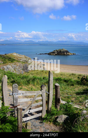 Vue sur le détroit de Menai à partir de la presqu'île Llanddwyn Banque D'Images