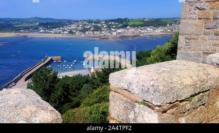 Vue sur le haut de Marazion de St Michael's Mount à Cornwall Banque D'Images