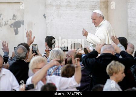 Cité du Vatican, Vatican. 16 octobre, 2019. Pape Francis dirige l'audience générale hebdomadaire sur la Place Saint Pierre. Credit : Giuseppe Ciccia/Alamy Live News Banque D'Images