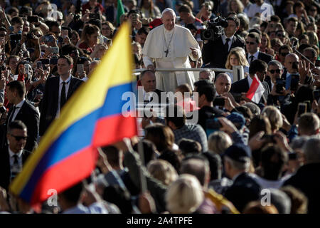 Cité du Vatican, Vatican. 16 octobre, 2019. Pape Francis dirige l'audience générale hebdomadaire sur la Place Saint Pierre. Credit : Giuseppe Ciccia/Alamy Live News Banque D'Images