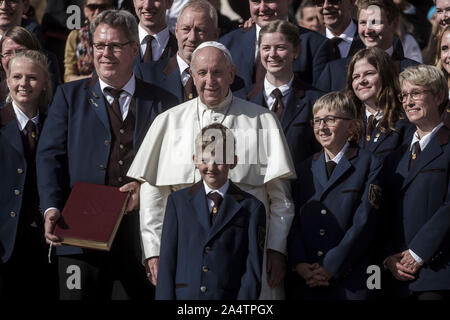 Cité du Vatican, Vatican. 16 octobre, 2019. Pape Francis dirige l'audience générale hebdomadaire sur la Place Saint Pierre. Credit : Giuseppe Ciccia/Alamy Live News Banque D'Images