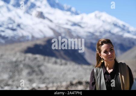 La Grande-Bretagne Catherine duchesse de Cambridge visite le Chiatibo glacier dans l'Hindu Kush chaîne de montagnes dans le district de Chitral Province Khyber-Pakhunkwa Octo​ber au Pakistan, 16, 2019. Ils ont parlé avec une un expert sur la façon dont le changement climatique affecte les paysages glaciaires. La Cambridge's se lancent dans une tournée royale au Pakistan, du 14 - 18 octobre 2019 Banque D'Images