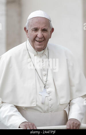 Cité du Vatican, Vatican. 16 octobre, 2019. Pape Francis dirige l'audience générale hebdomadaire sur la Place Saint Pierre. Credit : Giuseppe Ciccia/Alamy Live News Banque D'Images